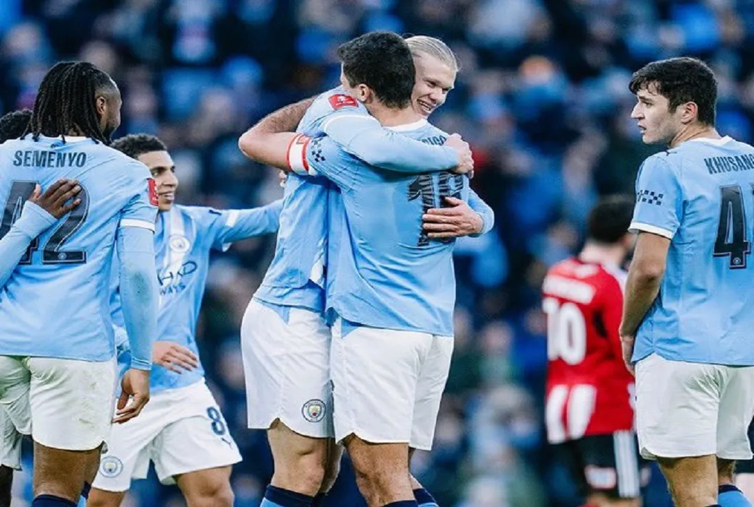 فرحة لاعبي مانشستر سيتي بهدف في مرمى إكستر سيتي