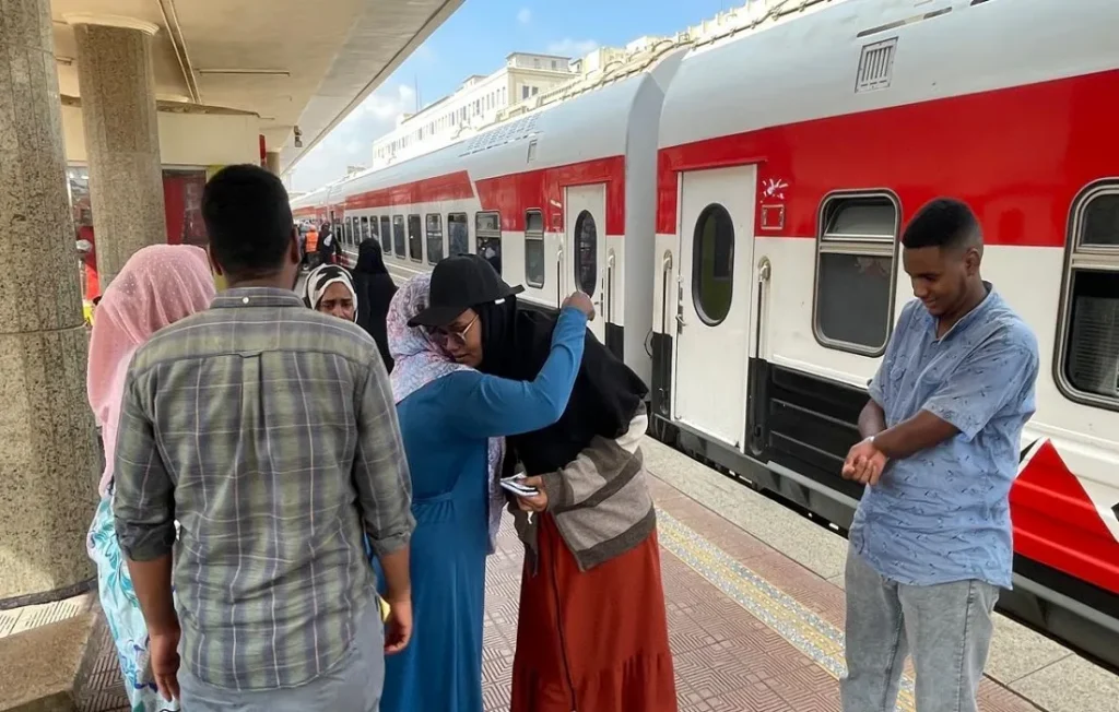 محطة أسوان حين مغادرة أفواج سودانيين طواعية إلى السودان