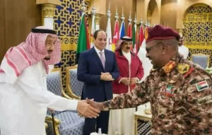 لقاء سابق بين مسئول عسكري بجيش السودان بملك السعودية سلمان بن عبد العزيز برعاية مصرية - أرشيفية