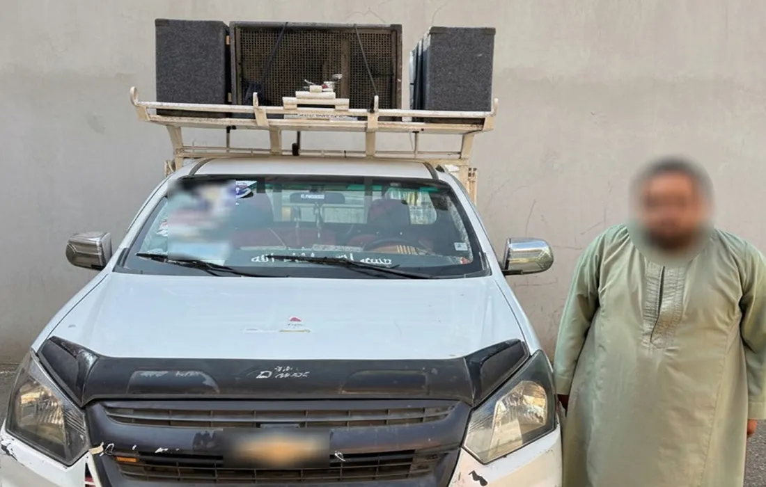 ضبط مخالفات انتخابية – وفي الصورة أحد المواطنين يقوم بتوجيه الناخبين عن طريق مكبرات صوت