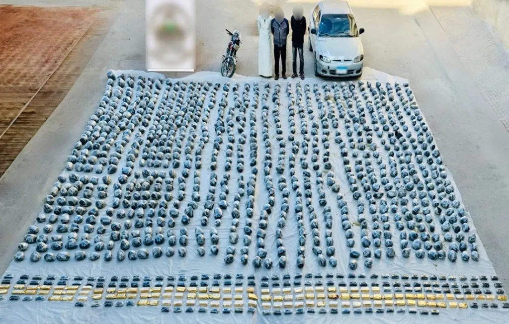 بعض أفراد التشكيل العصابي وأمامهم جانب من المضبوطات