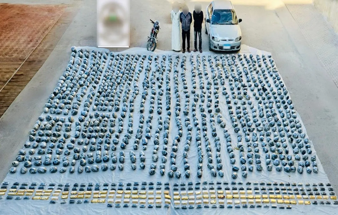 بعض أفراد التشكيل العصابي وأمامهم جانب من المضبوطات