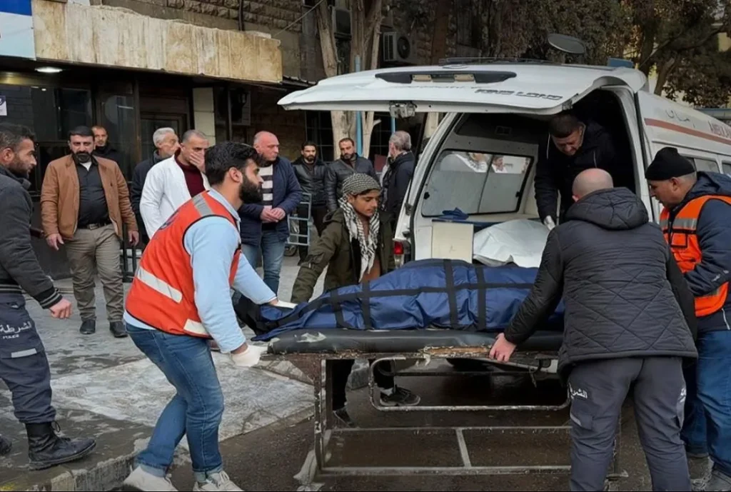 أحد ضحايا قصف قسد على مدينة حلب ( الصورة من الإخبارية السورية )