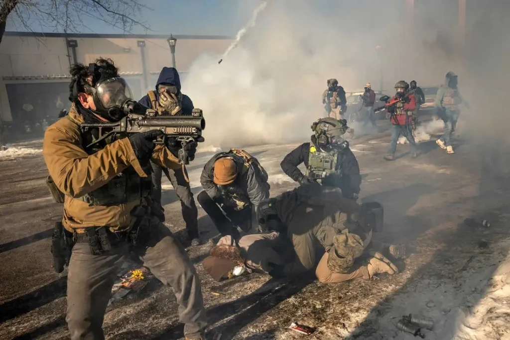 إطلاق النار في حادث "مينيابوليس" (صورة من نيويورك تايمز)