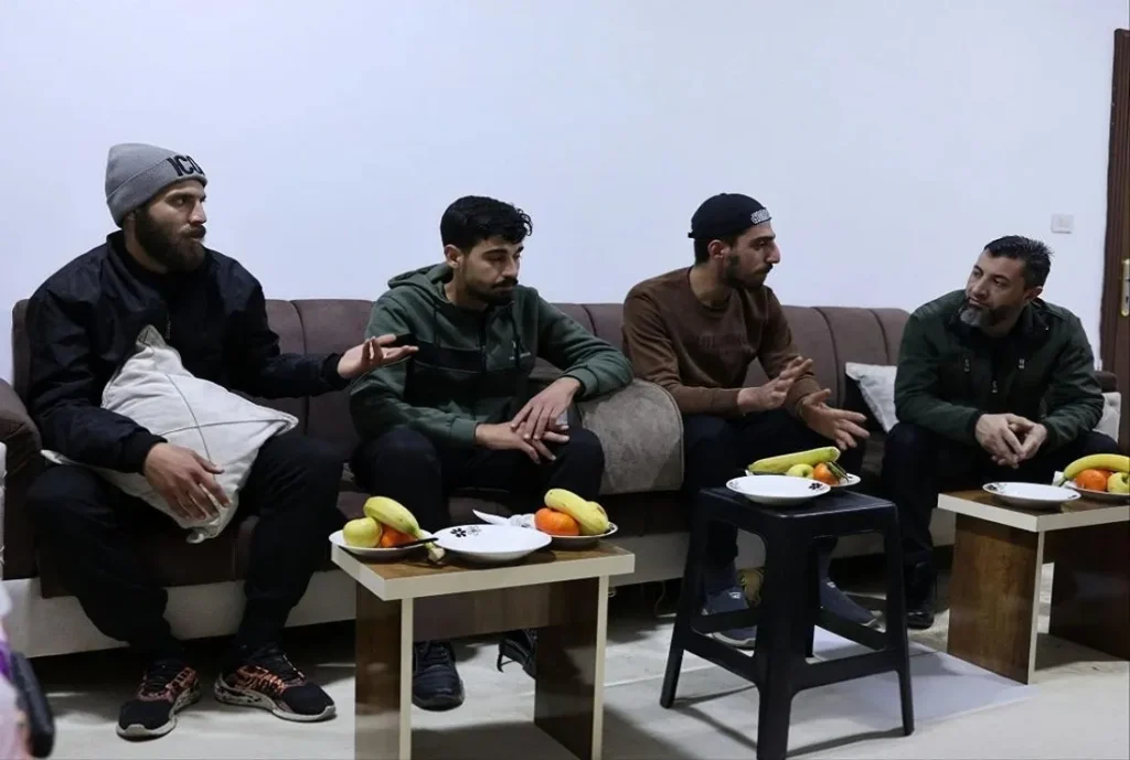 المختطفون الثلاثة في السويداء ومعهم أحد أفراد الأمن السوري ( الصورية من الإخبارية السورية )