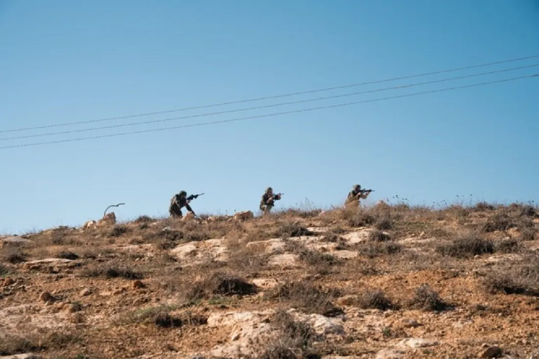 قوات الاحتلال الإسرائيلي وهي في حالة استعداد