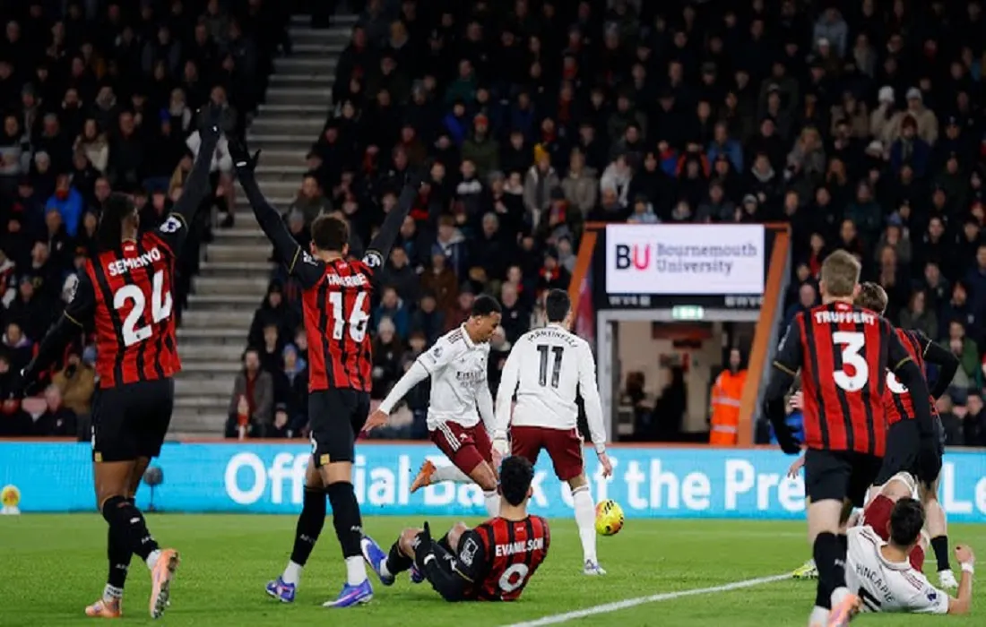 أرسنال وبورنموث ( الصورة من رويترز )