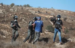 اعتقالات تعسفية وإجراءات قمعية بحق الصحفيين الفلسطينيين