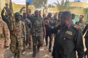 قيادات من الجيش السوداني يتوسطهم الفريق عبد الفتاح البرهان في النيل الأزرق - أرشيفية