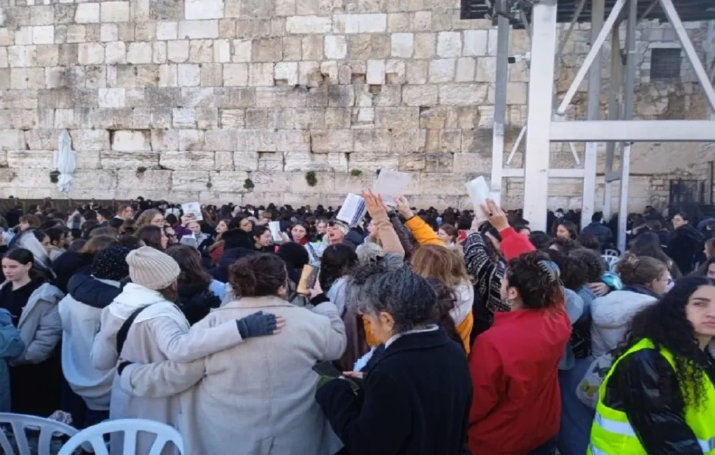 تجمع اليهود أمام حائط البراق ( الصورة من القناة العبرية )