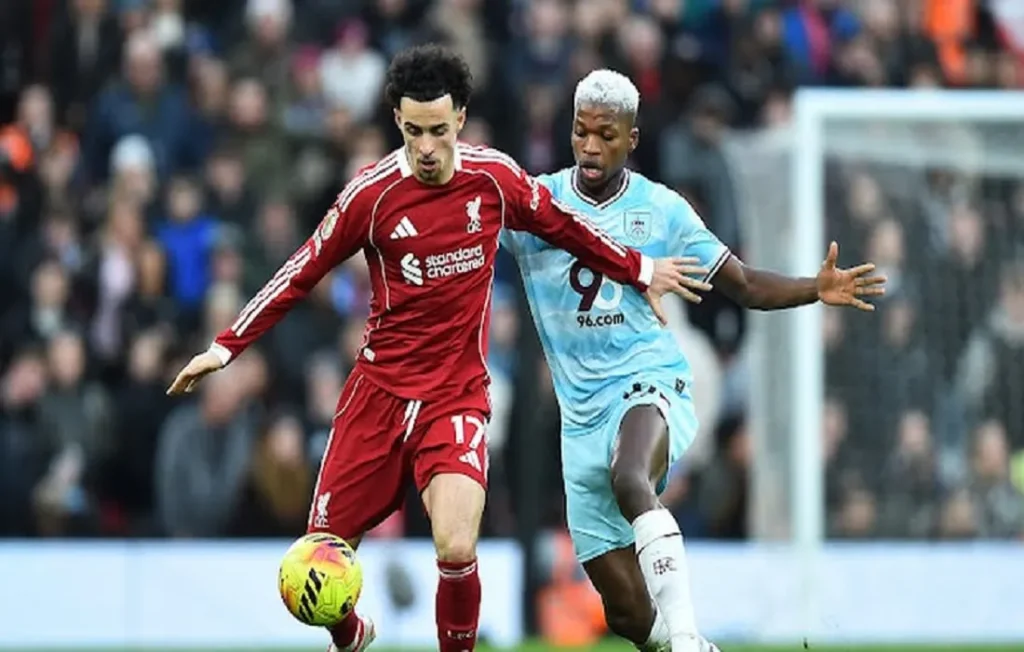 ليفربول وبيرنلي ( الصورة من رويترز )