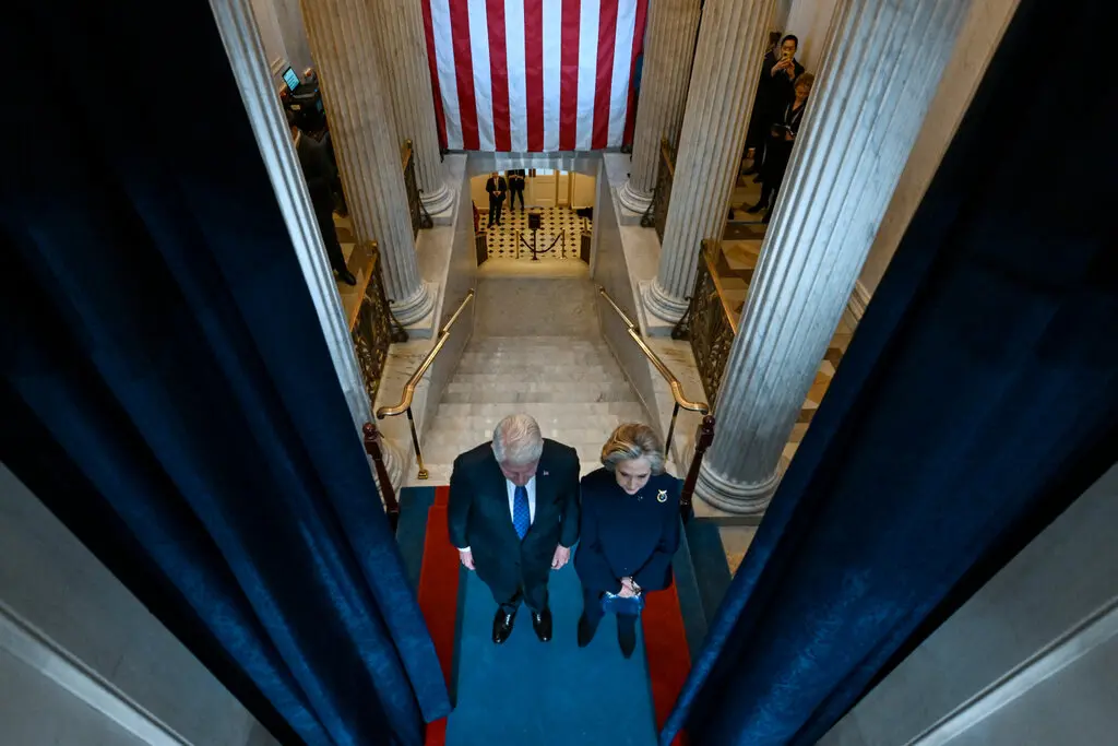 الرئيس الأمريكي الأسبق بيل كلينتون ووزيرة الخارجية السابقة هيلاري كلينتون داخل الكونجرس