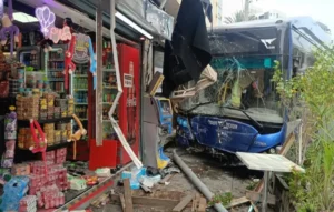 الحافلة وهي تقتحم "رامات غان" في إسرائيل