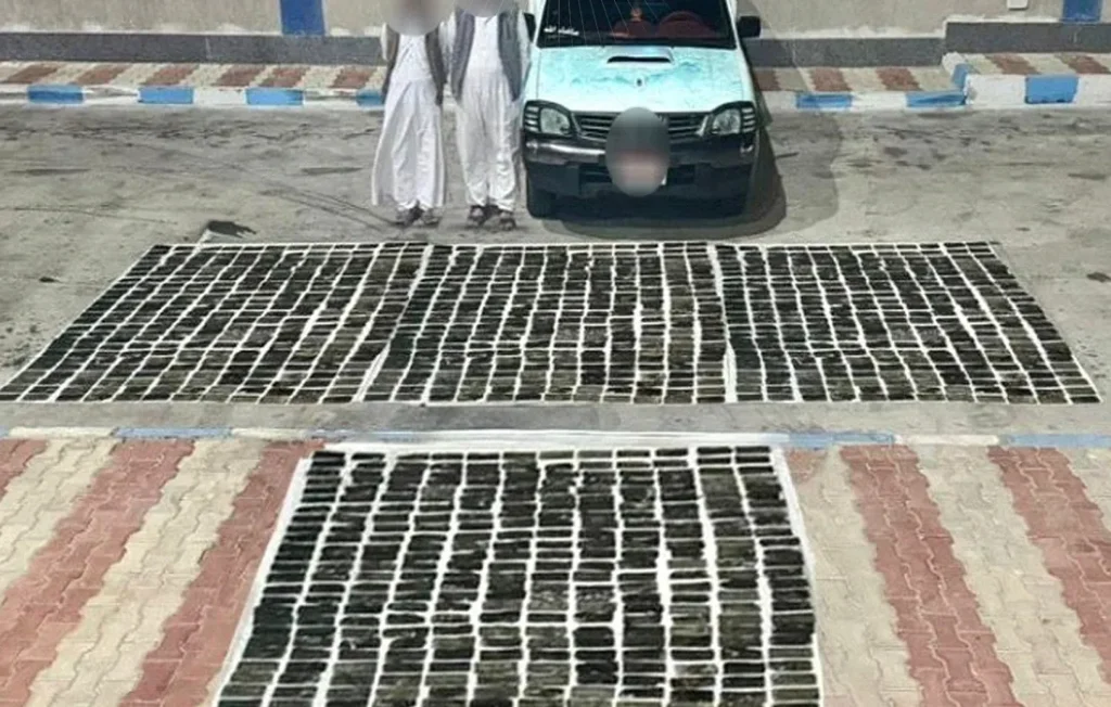 متهمان وبعض المضبوطات من المخدرات المحرزة