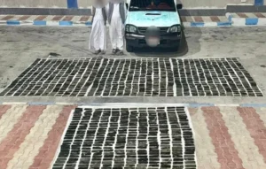 متهمان وبعض المضبوطات من المخدرات المحرزة