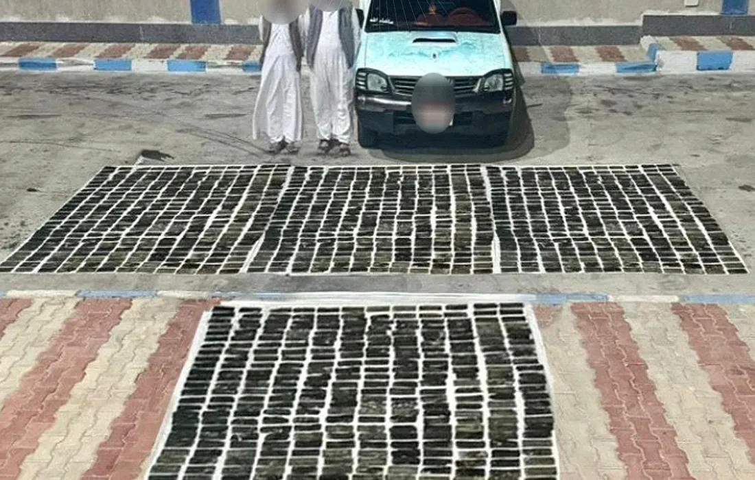 متهمان وبعض المضبوطات من المخدرات المحرزة