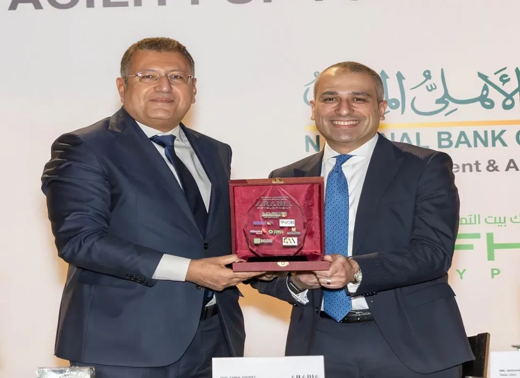 أثناء توقيع التحالف بين البنك الزراعي المصري وعدة بنوك أخرى لتمويل إنشاء فندق فيرمونت صن كابيتال