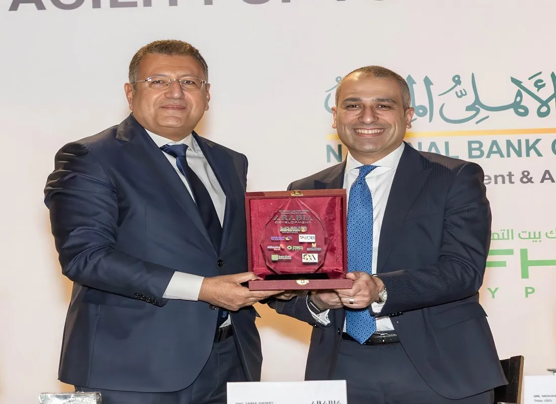 أثناء توقيع التحالف بين البنك الزراعي المصري وعدة بنوك أخرى لتمويل إنشاء فندق فيرمونت صن كابيتال