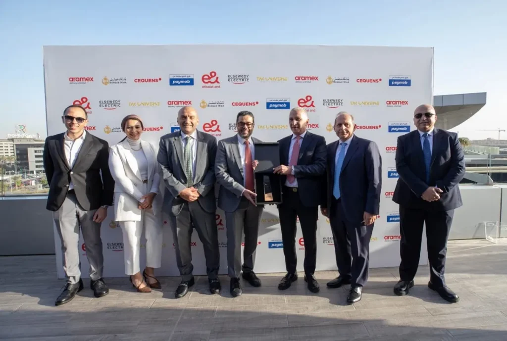 مسئولي شركة السويدي إليكتريك وبنك مصر والشركاء الآخرين في صورة تذكارية