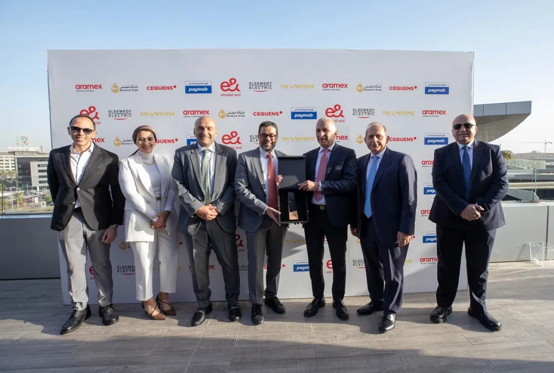 مسئولي شركة السويدي إليكتريك وبنك مصر والشركاء الآخرين في صورة تذكارية