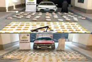 جانب من المتهمين بالاتجار في المخدرات والمواد المضبوطة