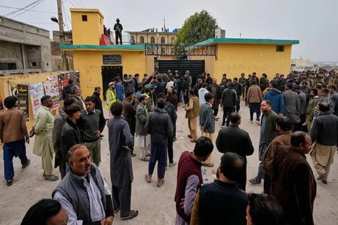 رجال الأمن والمصلين حول المسجد الشيعي المستهدف