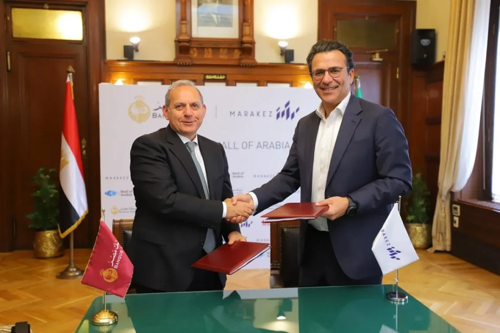أثناء توقيع العقد بين الرئيس التنفيذي لبنك مصر ونائب رئيس مجلس الإدارة التنفيذي لشركة «مراكز»