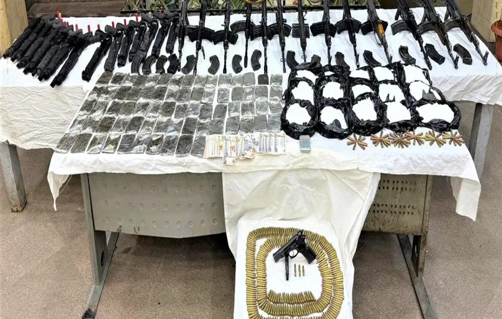 جانب من المخدرات والأسلحة المضبوطة 