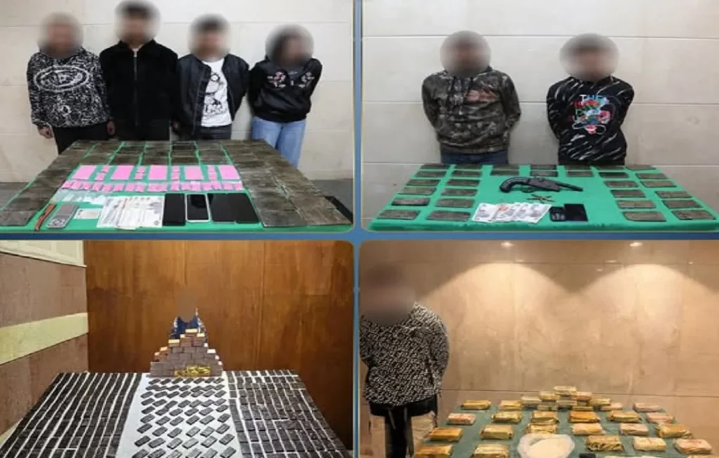 جانب من المتهمين والمخدرات المضبوطة