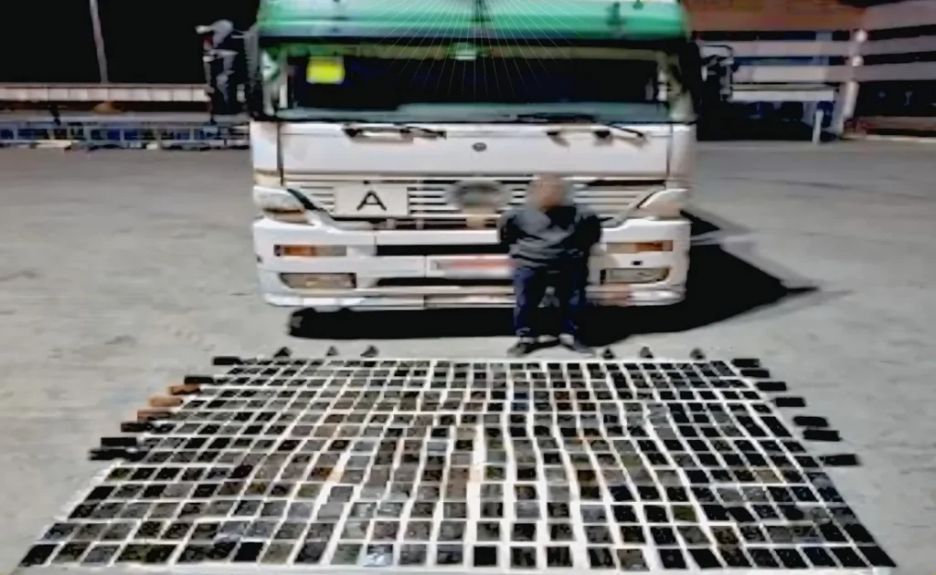 متهم وامامه جانب من المضبوطات