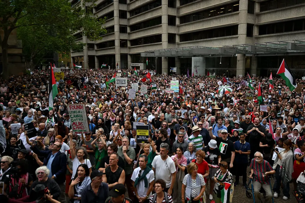 متظاهرون في سيدني احتجاجاً على زيارة الرئيس الإسرائيلي إسحاق هرتسوغ إلى أستراليا