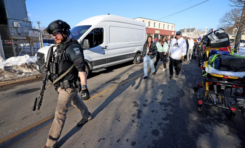 حادث إطلاق النار في حلبة التزلج على الجليد (صورة من وكالة أسوشيتد برس)