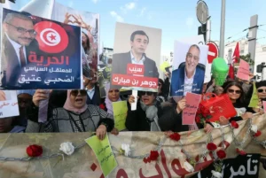 جانب من الاحتجاجات المطالبة بالإفراج عن المعتقلين من المعارضة في تونس (إ.ب.أ)