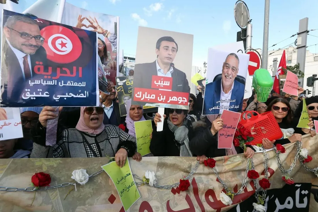 جانب من الاحتجاجات المطالبة بالإفراج عن المعتقلين من المعارضة في تونس (إ.ب.أ)