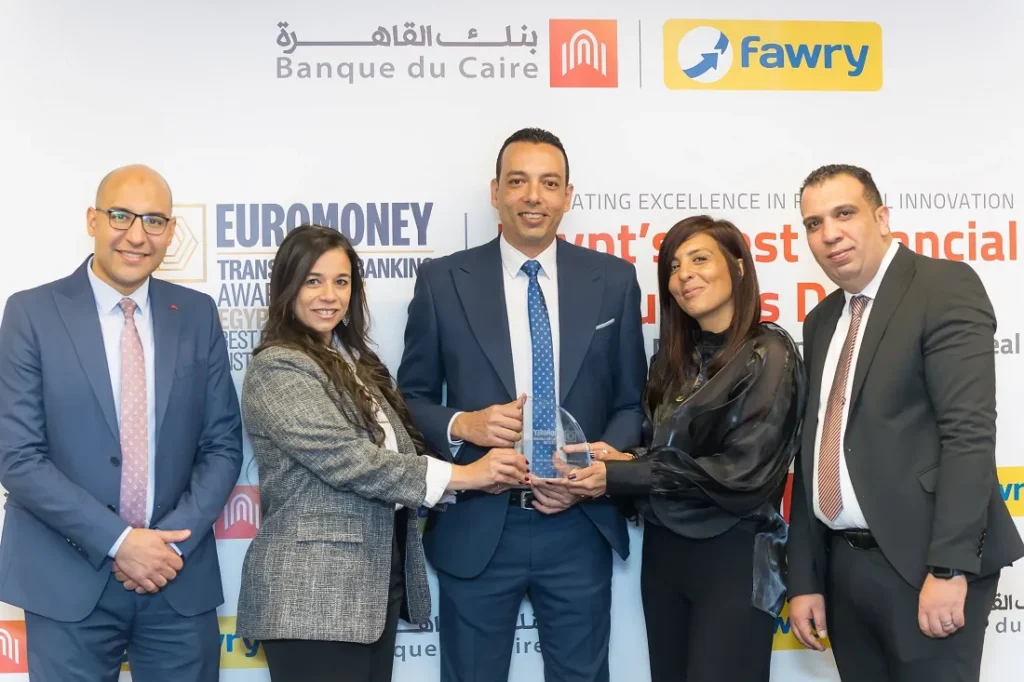 مسئولي بنك القاهرة وفوري احتفالًا بالجائزة