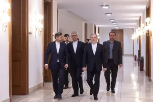 وزير الخارجية الإيراني عباس عراقجي خلال وصوله لعقد محادثات جنيف بخصوص البرنامج النووي الإيراني