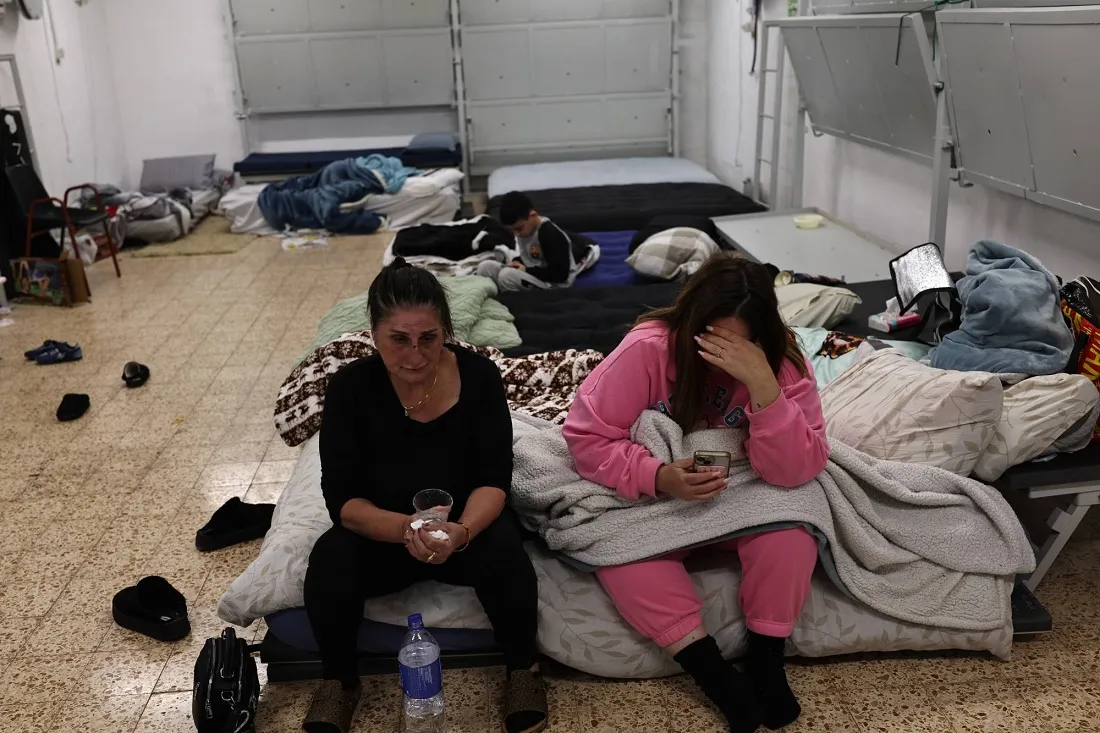 إسرائيليات يجلسن في الملجأ بكريات شمونة في شمال إسرائيل اتقاء لهجمات «حزب الله» - (إ.ب.أ)