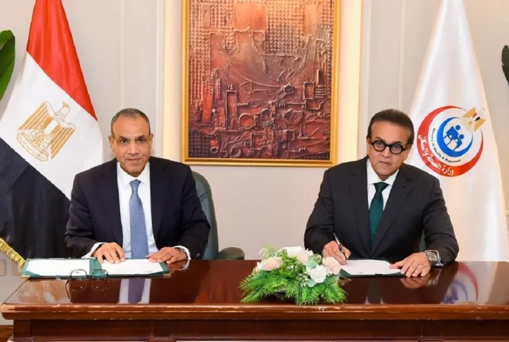 وزيرا الخارجية والصحة المصريان أثناء توقيع البروتوكول