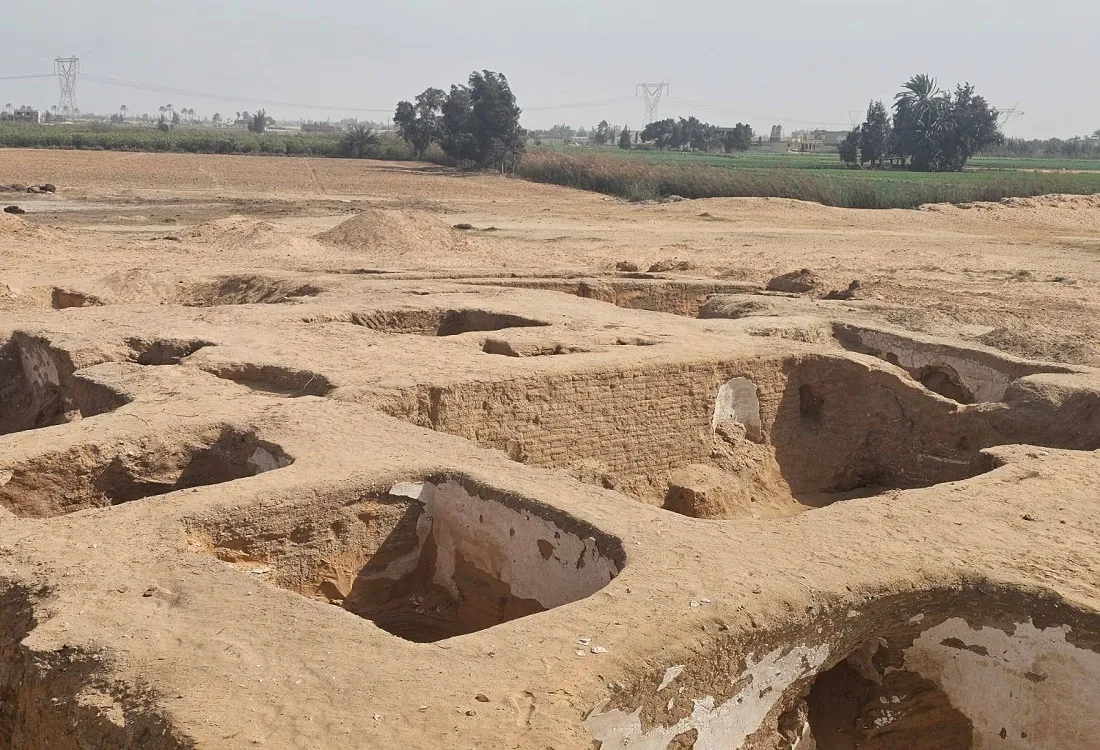 الكشف الأثري من الخارج