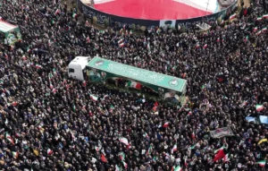 شاحنة في ميدان انقلاب الثورة تحمل جنرالات إيرانية قضوا خلال الحرب الأربعاء (أ.ف.ب)