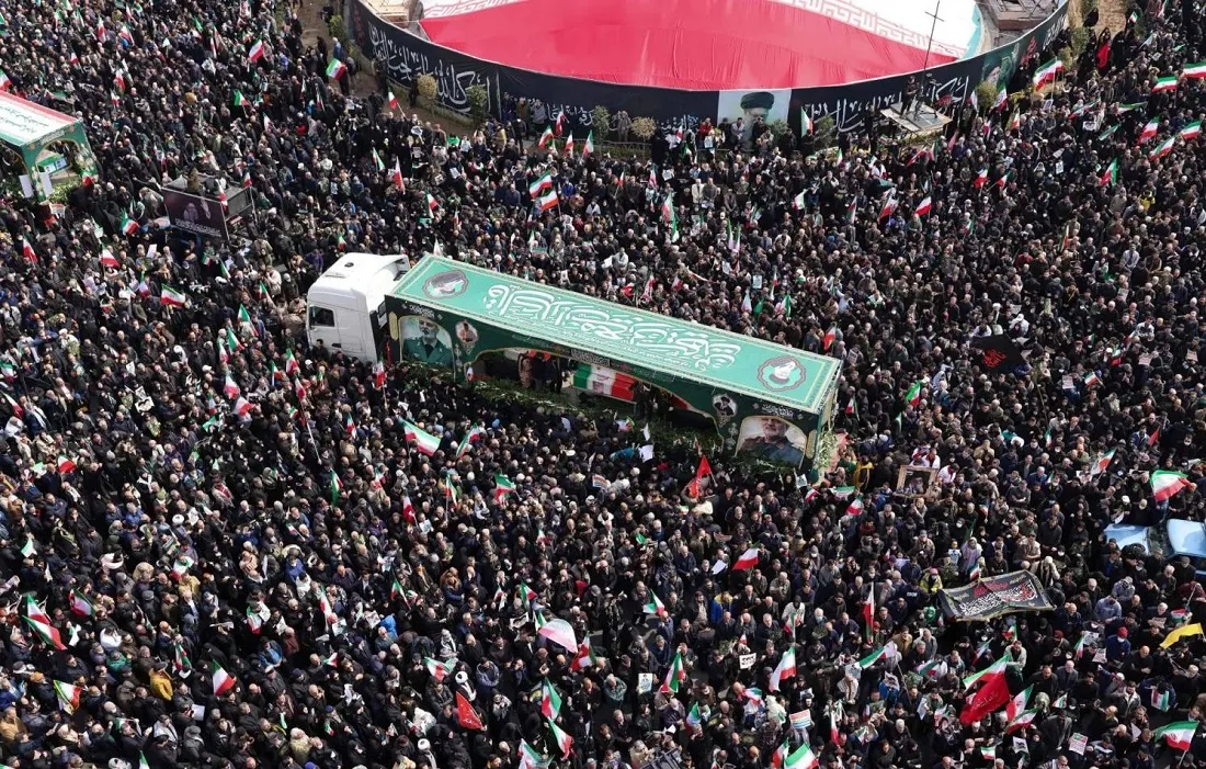 شاحنة في ميدان انقلاب الثورة تحمل جنرالات إيرانية قضوا خلال الحرب الأربعاء (أ.ف.ب)