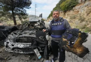 نتيجة الغارة الإسرائيلية وأحد الصحفيين الناجين يعرض ما تعرض له الصحفيين ( صورة من أسوشيتد برس )