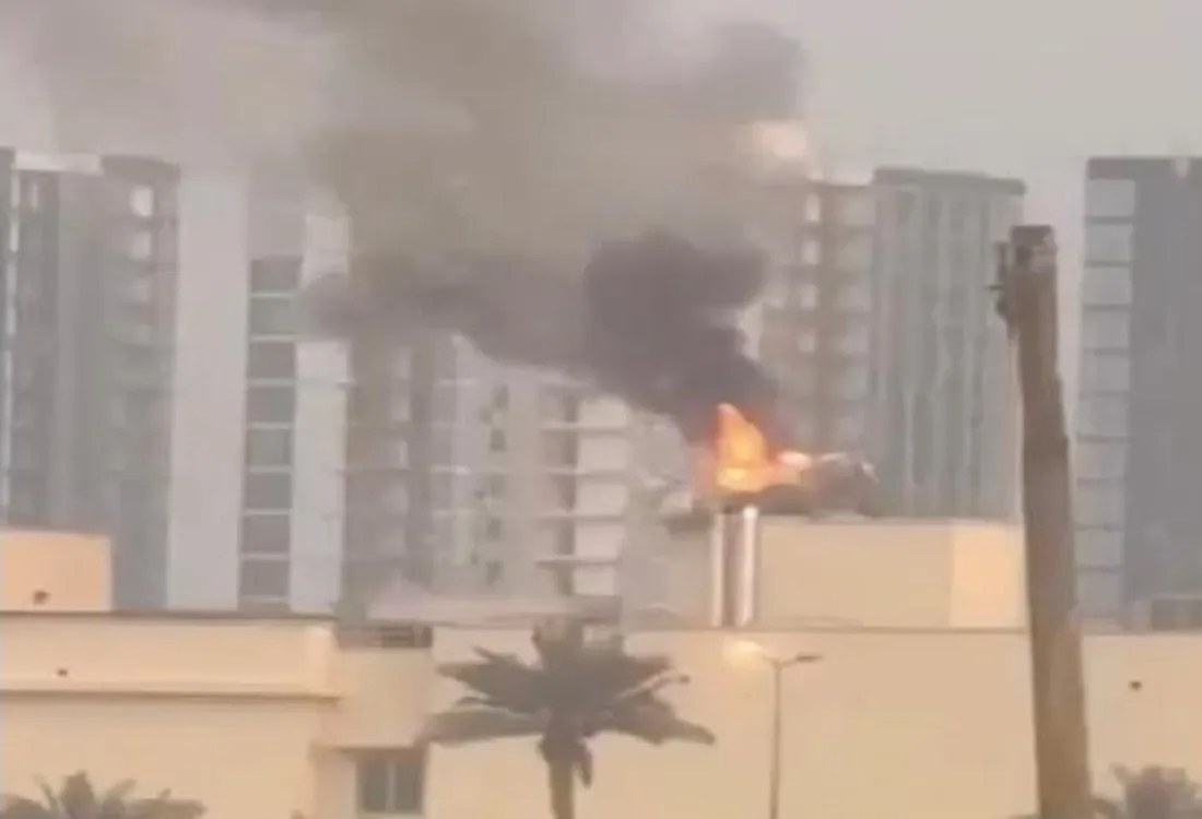 الدخان يتصاعد من مبنى السفارة الأمريكية في بغداد (صورة من رويترز)