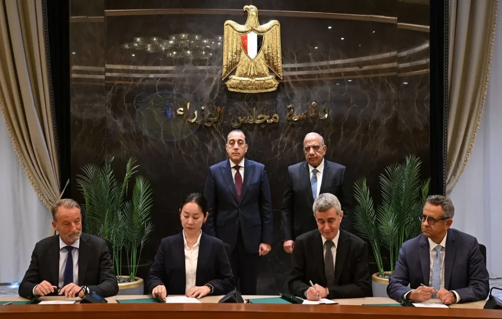 أثناء توقيع صفة الطاقة المتجددة في حضور مدبولي