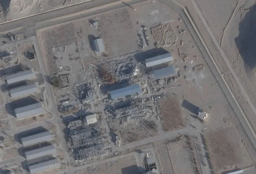 صورة بالأقمار الصناعية لغارات أمريكية وإسرائيلية تستهدف موقع أصفهان النووي بإيران (رويترز)