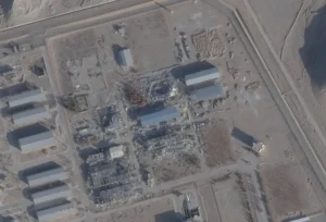 صورة بالأقمار الصناعية لغارات أمريكية وإسرائيلية تستهدف موقع أصفهان النووي بإيران (رويترز)