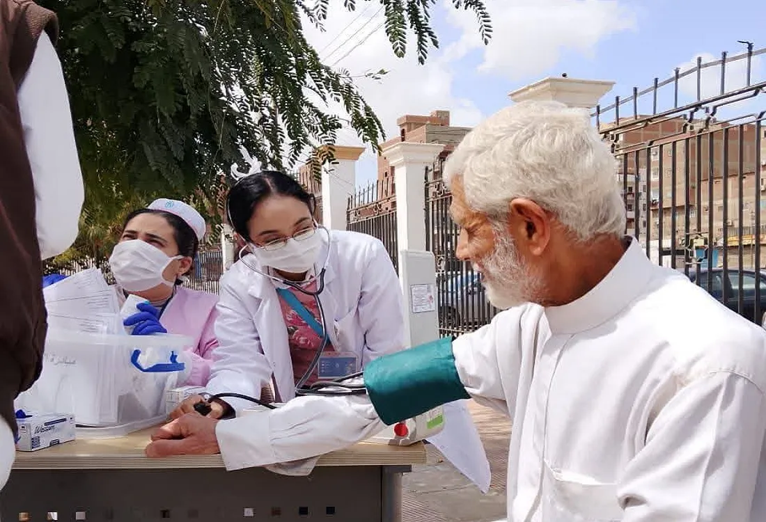 أطباء هيئة الرعاية الصحية خلال الكشف على المواطنين