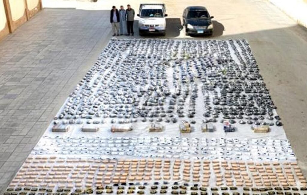 بعض المتهمين وجانب من المخدرات المضبوطة والسيارات المستخدمة في نشاطهم