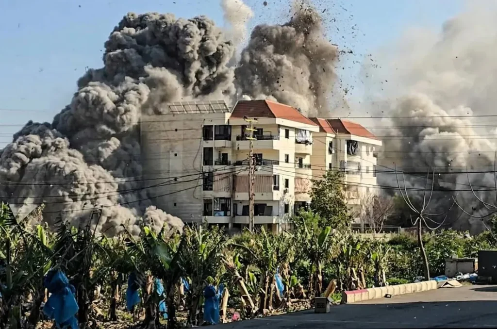 تصاعد الدخان جراء الغارات الإسرائيلية التي تستخدم الفسفور الأبيض على جنوب لبنان (أ.ف.ب)