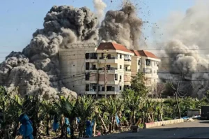 تصاعد الدخان جراء الغارات الإسرائيلية التي تستخدم الفسفور الأبيض على جنوب لبنان (أ.ف.ب)